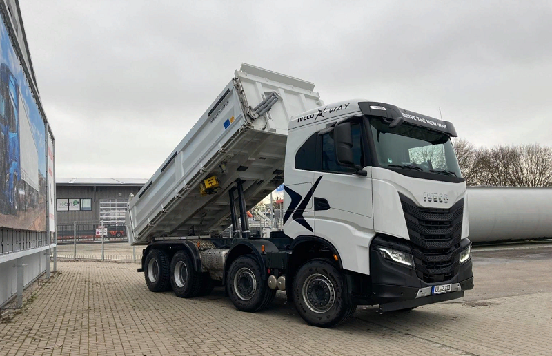 грузовик Iveco Trakker для перевозки строительных грузов